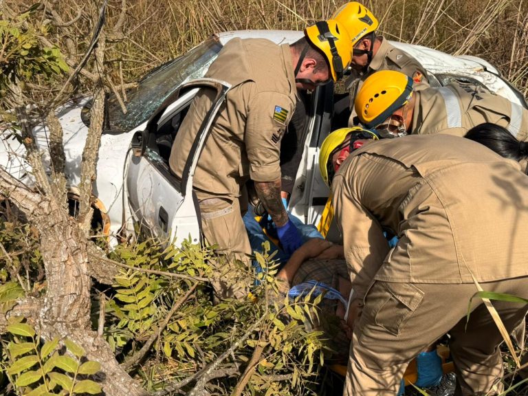 Colisão entre carro e carreta na GO-210, entre Catalão e Davinópolis, deixa uma idosa morta e três feridos
