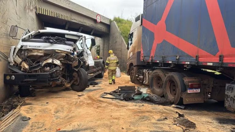 Motorista é socorrido com fratura exposta após colisão entre caminhão e carreta na BR-365, em Uberlândia