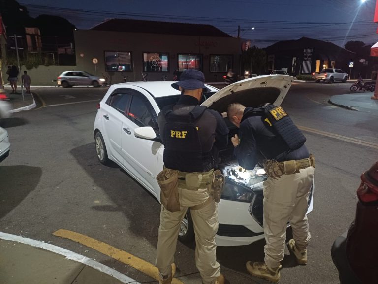 PRF em Catalão cumpre mandado de prisão e recupera veículo roubado