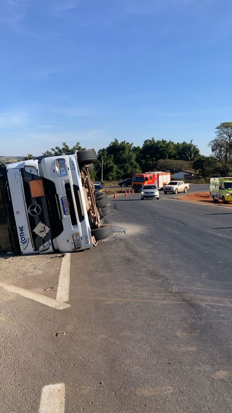 Carreta com defensivos agrícolas tomba na BR-050, em Catalão; acidente não deixou feridos
