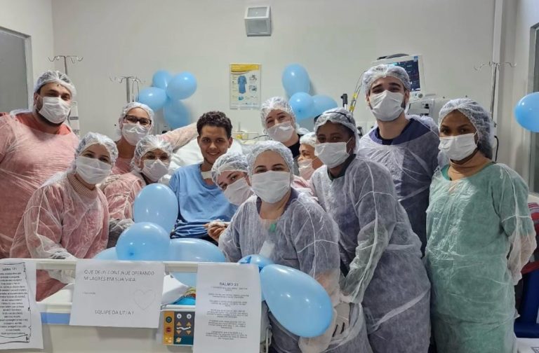 Samuel, jovem atropelado por médico embriagado, recebe alta hospitalar após um mês na UTI