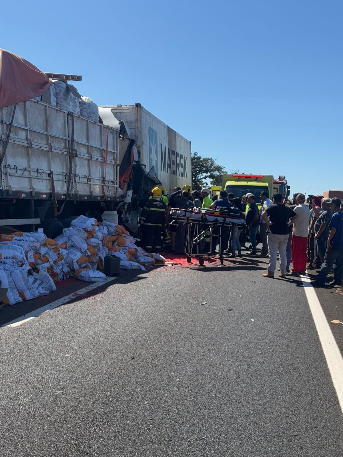 Grave acidente bloqueia BR-050 e deixa um caminhoneiro morto em ...