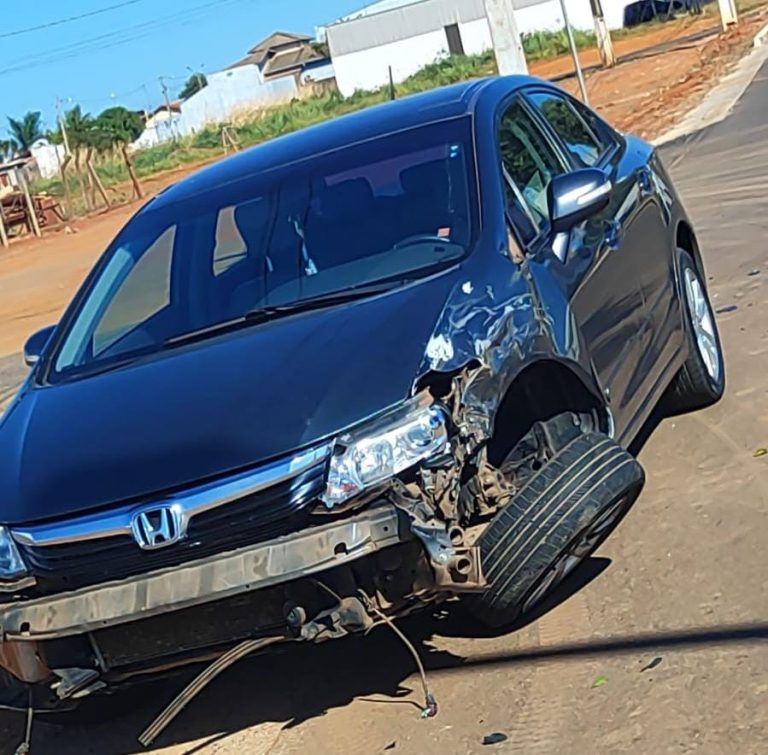 Colisão entre dois veículos complica trânsito na Avenida Dr. Lamartine, em Catalão