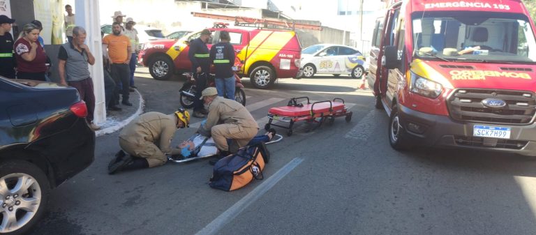 Idosa fica ferida após colisão entre moto e carro no centro de Catalão