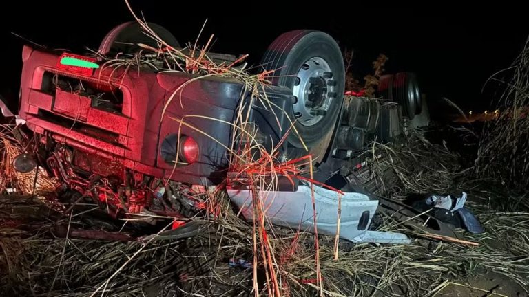 Duas pessoas morreram em um capotamento de caminhão na BR-354, em Rio Paranaíba