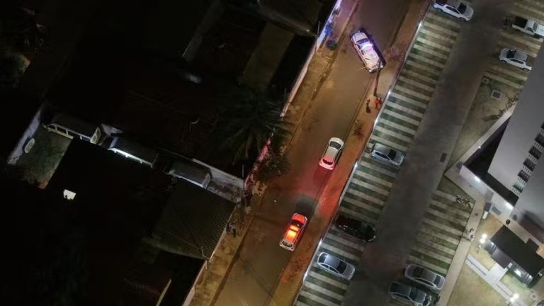 Menino de 8 anos morre atropelado por van escolar em Uberlândia; motorista não prestou socorro