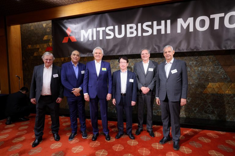 Caiado participa de assinatura de contrato que autoriza exportação de veículos Mitsubishi fabricados em Goiás