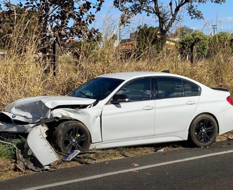 Acidente entre BMW e Fiat Uno deixa sete feridos em Caldas Novas
