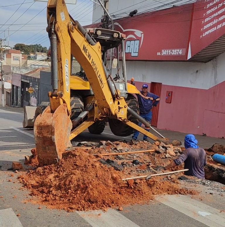 Rompimento de adutora afeta abastecimento de água em Catalão