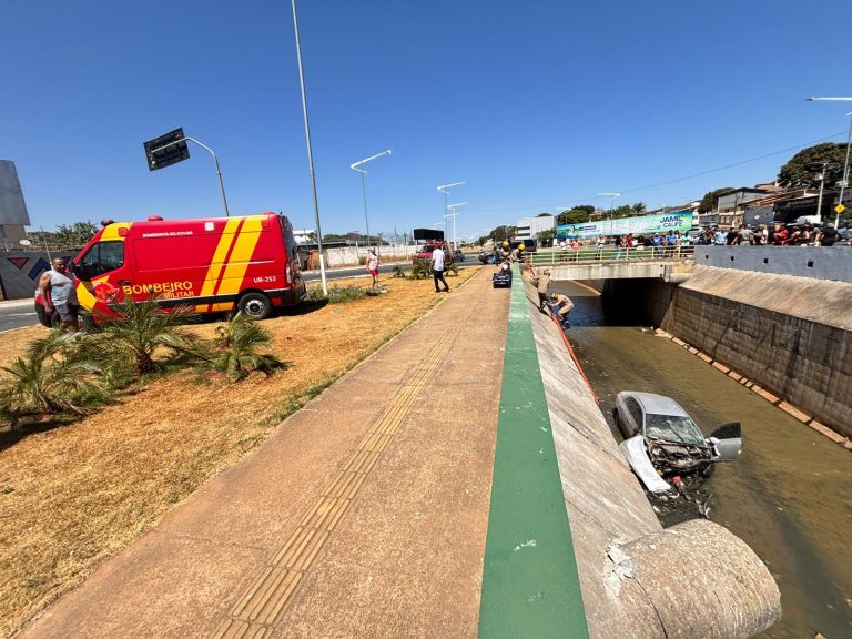 Jovem perde controle de carro e cai no Córrego Pirapitinga em Catalão