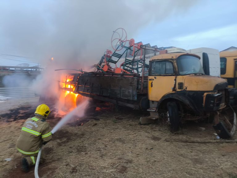 Caminhão pega fogo no almoxarifado da Prefeitura de Catalão