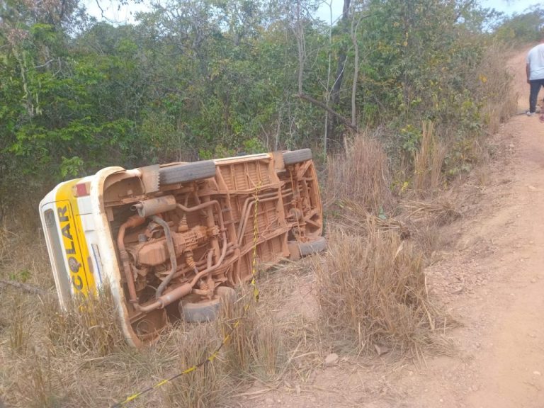 Criança morre após Kombi escolar tombar em estrada rural de Ipameri