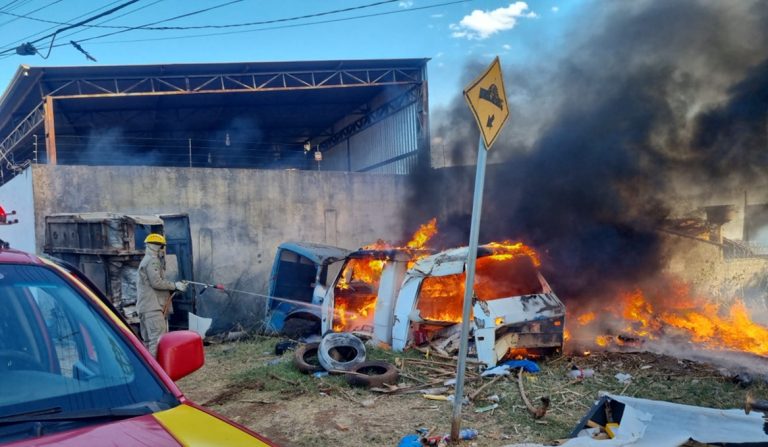 Incêndio atinge oficina e causa prejuízos em Catalão