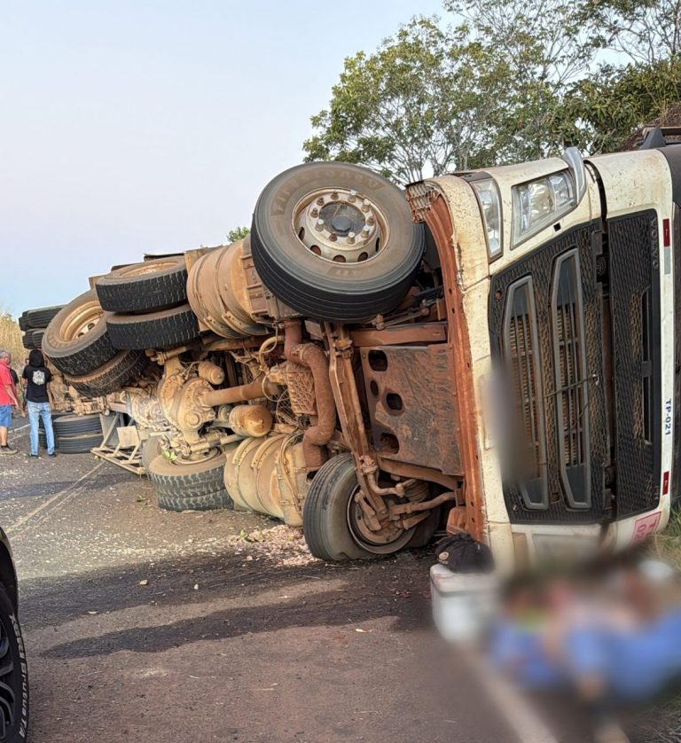 Carreta tomba na GO-506, entre os distritos de Pires Belo e Santo Antônio do Rio Verde; motorista fica ferido
