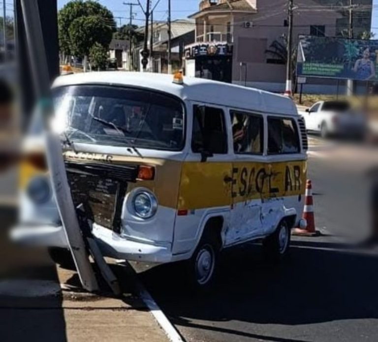 Caminhonete avança sinal vermelho e atinge kombi escolar em Catalão