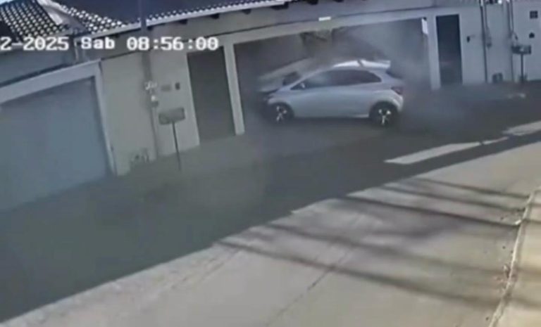 Vídeo: Carro desgovernado atinge muros de casas no setor Goianiense, em Catalão