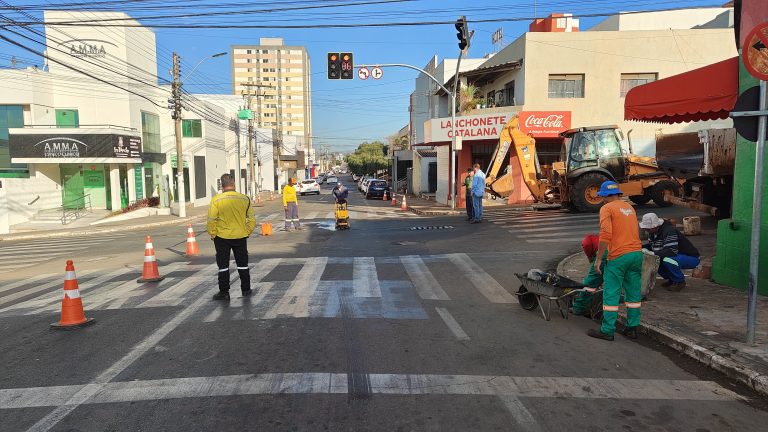 Secretaria de Engenharia realiza reparos em cruzamento de Catalão; trânsito parcialmente interditado