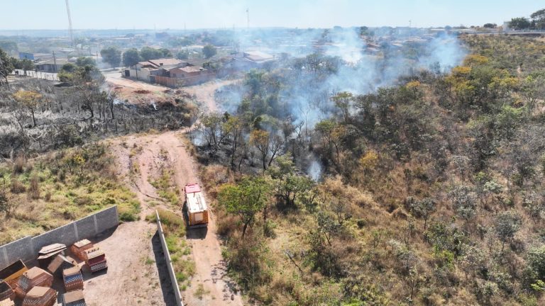 Bombeiros usam drone para controlar incêndio no Pasto do Pedrinho, em Catalão