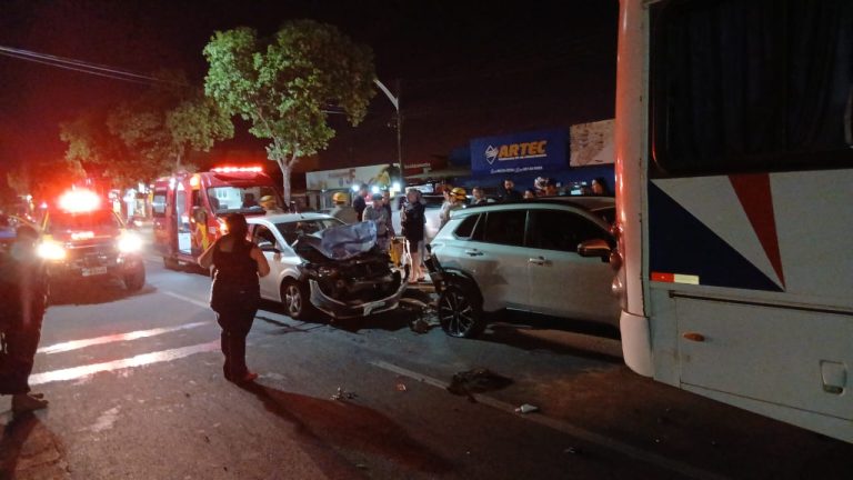 Três veículos se envolvem em engavetamento na Avenida Dr. Lamartine, em Catalão