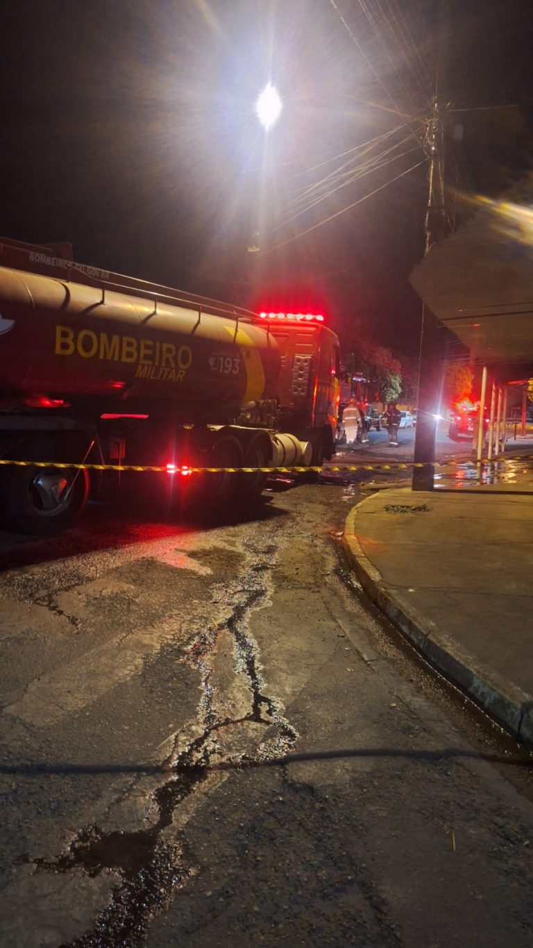 Incêndio destrói oficina de motos em Caldas Novas