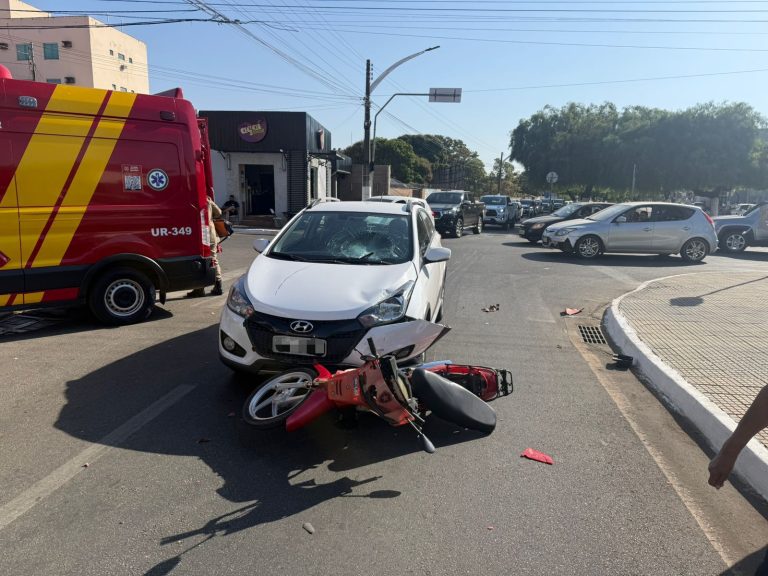 Motociclista de 59 anos fica gravemente ferido em acidente no centro de Catalão