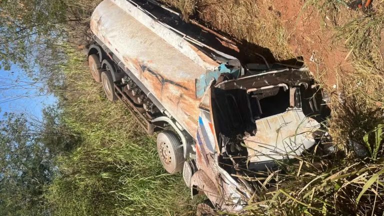 Carreta com diesel tomba na BR-050 e interdita rodovia em Araguari; motorista fica ferido