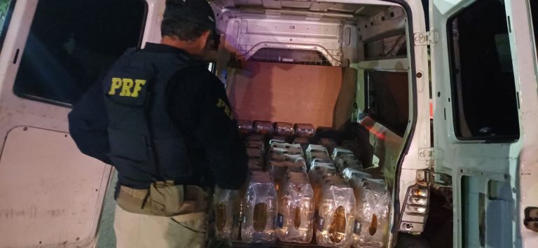 PRF apreende cargas de bebidas e doces sem nota fiscal na BR-050, em Catalão