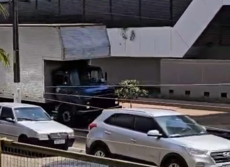 Caminhão é flagrado trafegando sobre trilhos no centro de Catalão