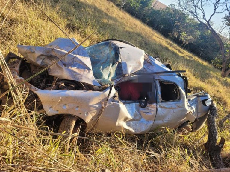 Três pessoas ficam feridas em capotamento na GO-213, em Ipameri