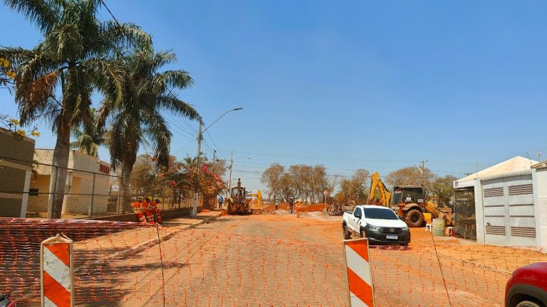 Obras de drenagem na BR-050 afetam abastecimento de água em bairros de Catalão