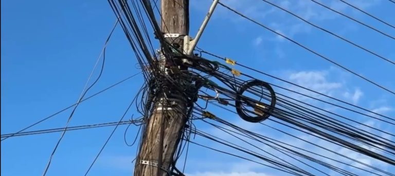 Fios soltos em Catalão preocupam moradores e aumentam risco de acidentes