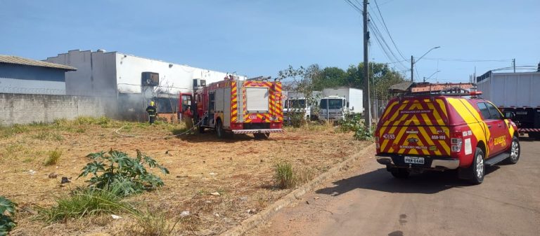 Bombeiros combatem incêndio em depósito de transportadora em Catalão