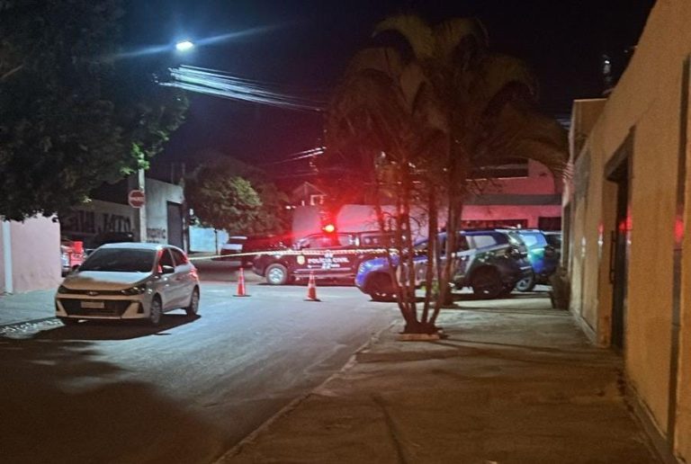 Homem é morto a tiros dentro de veículo no bairro Primavera, em Catalão