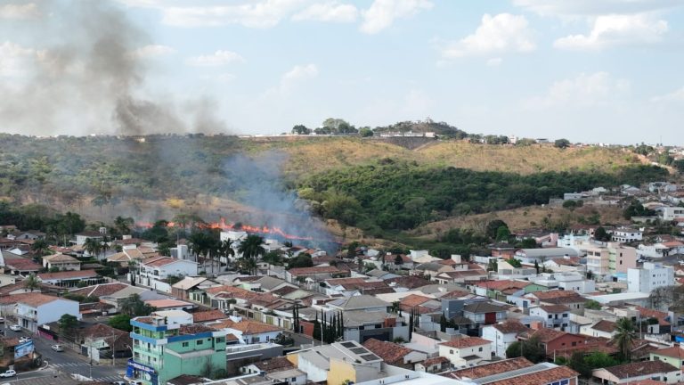 Bombeiros combatem incêndio em área de preservação de Catalão