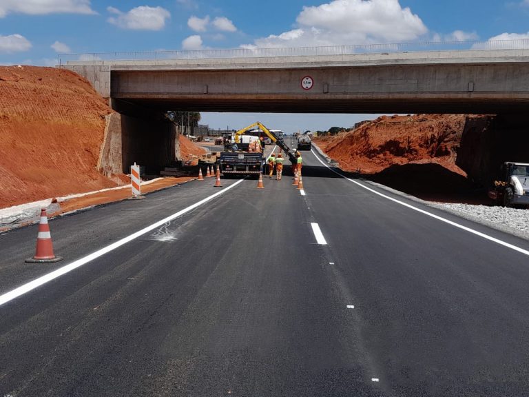 Obras na BR-050 em Catalão: trincheira sentido Uberlândia liberada e marginal sul bloqueada