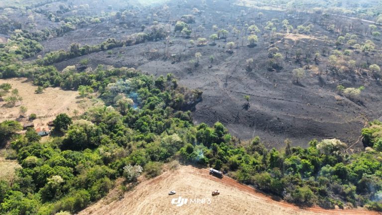 Bombeiros controlam fogo em fazendas na GO-305 após dois dias de combate