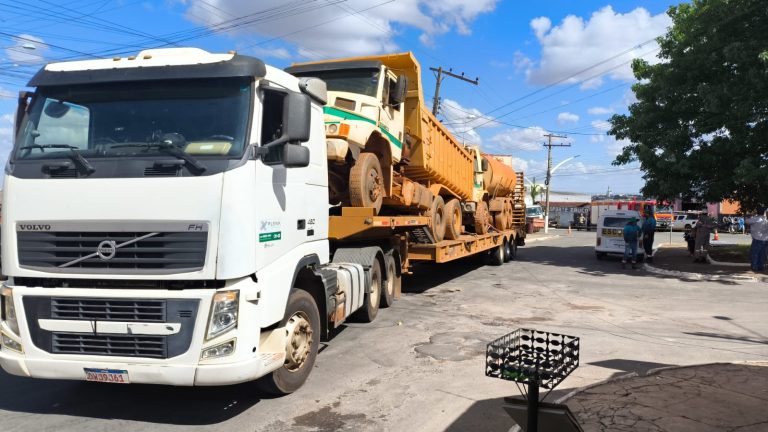 Caminhão atinge carro e derruba fiação elétrica na Avenida JK, em Catalão