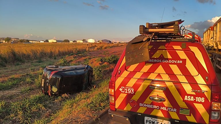 Mulher de 34 anos sai ilesa após tombamento na BR-050, em Catalão