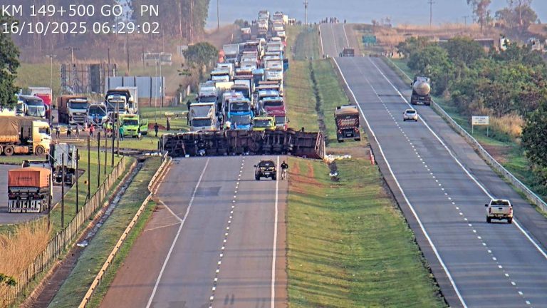 Carreta tomba e interdita totalmente a BR-050 próximo ao antigo Posto Ponte Alta