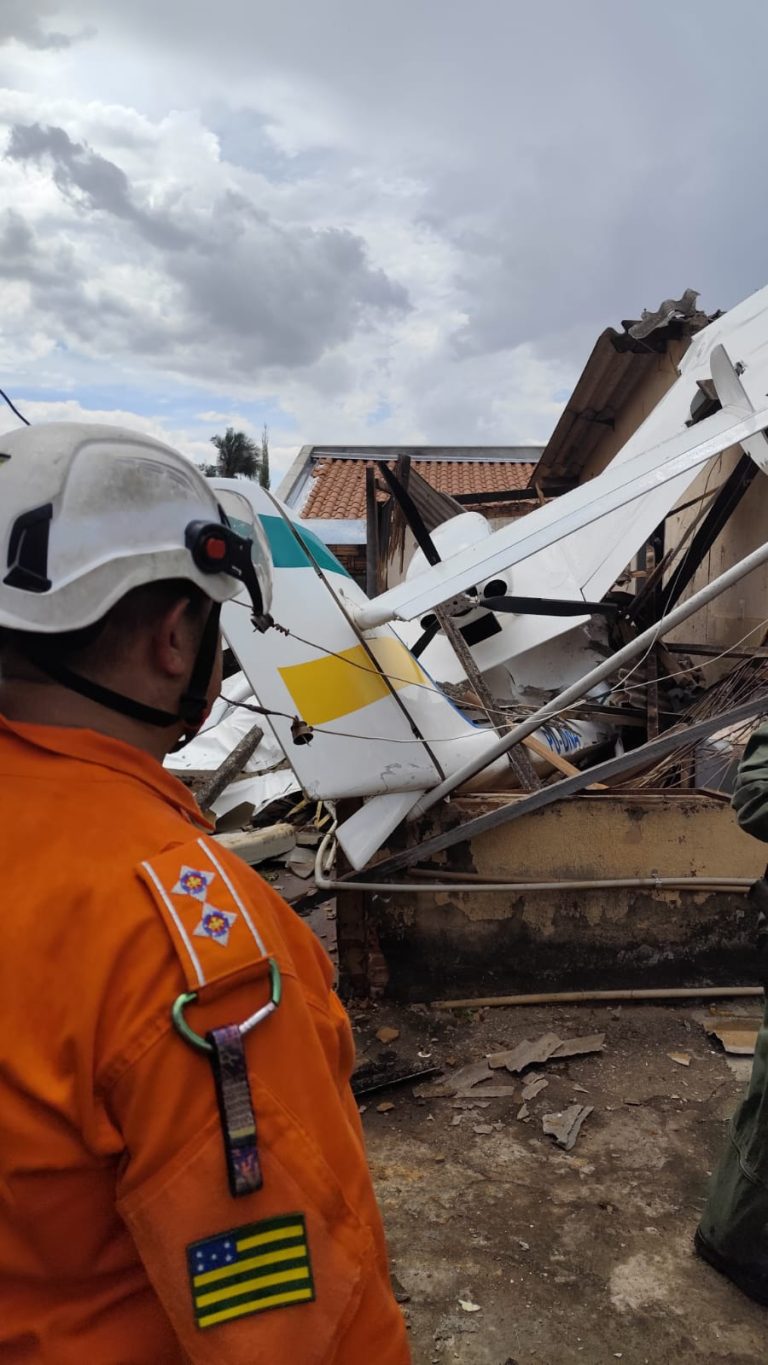 Avião cai sobre casa em Goiânia; piloto de 71 anos sobrevive com ferimentos leves