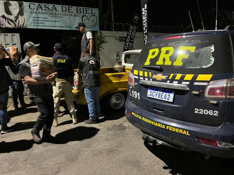 PRF prende devedor de pensão na BR-050 e participa de ação solidária em Catalão