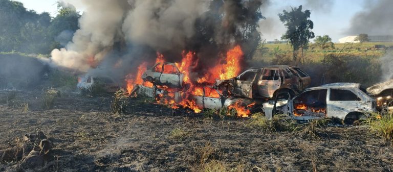 Bombeiros combatem incêndio em depósito de veículos da Polícia Civil em Catalão