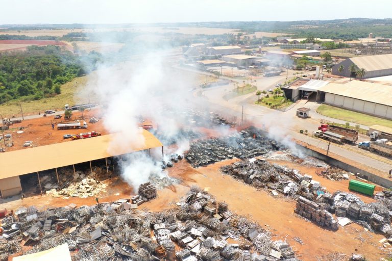 Grande incêndio atinge empresa de reciclagem no DIMIC; ninguém ficou ferido