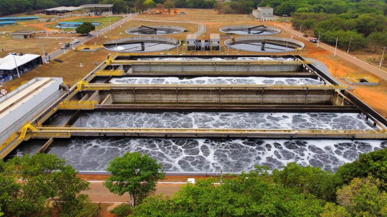 Caiado entrega etapa do tratamento de esgoto de Goiânia e critica falta de repasses federais