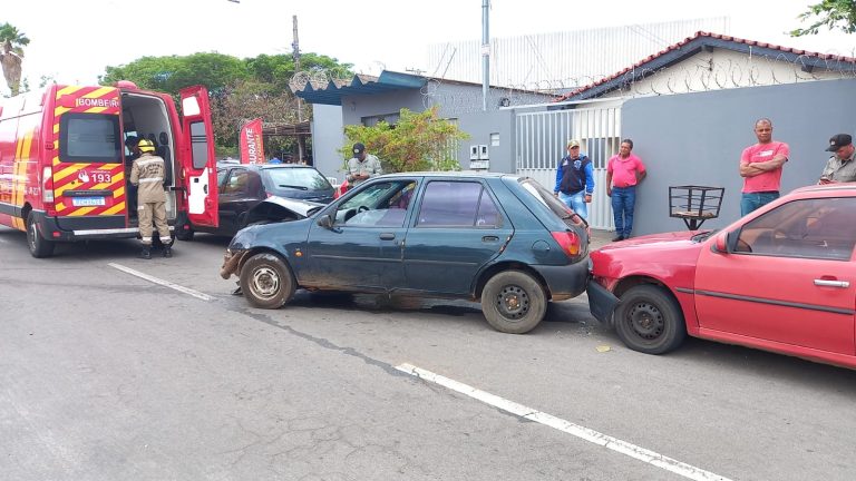 Carro colide com poste e veículo estacionado em Catalão; dois idosos ficam feridos