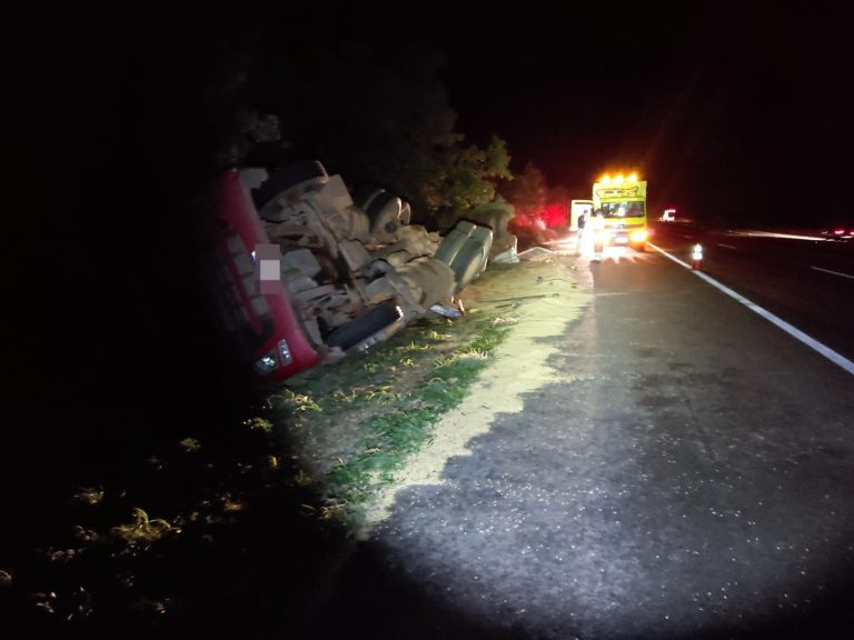 Bitrem carregado com soja tomba na BR-050; motorista é socorrido em estado grave