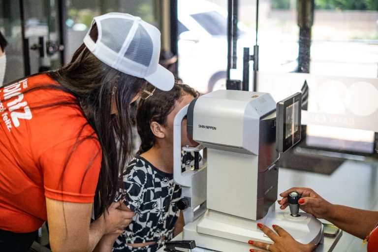 Óticas Diniz realiza ação social com exames e óculos para crianças