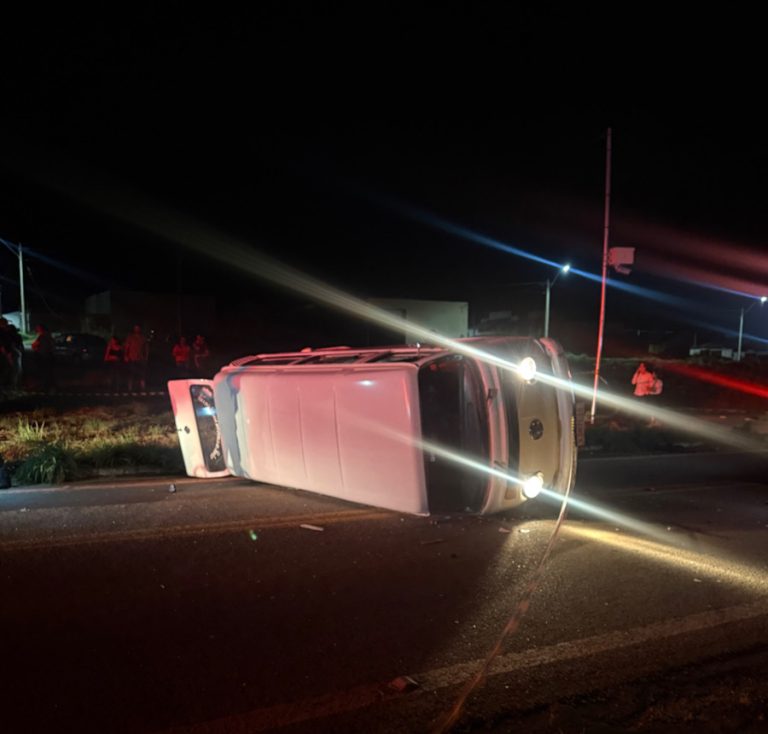 Kombi tomba após colisão na GO-330 e deixa duas pessoas feridas em Catalão