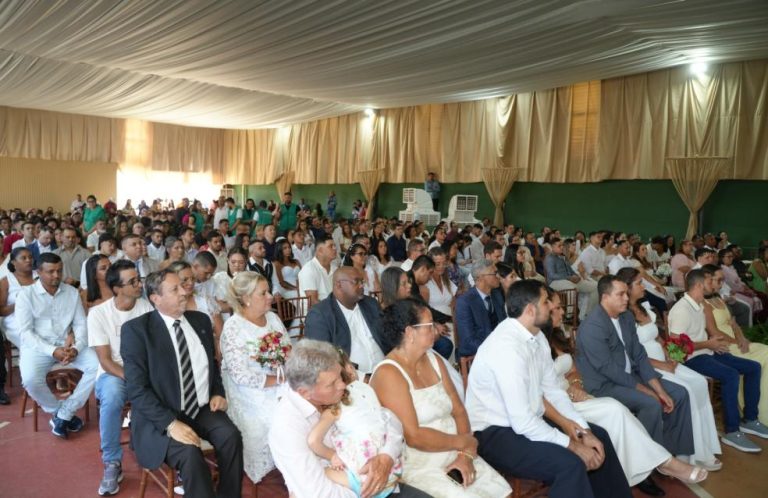 Casamento comunitário reúne 83 casais em celebração emocionante em Catalão