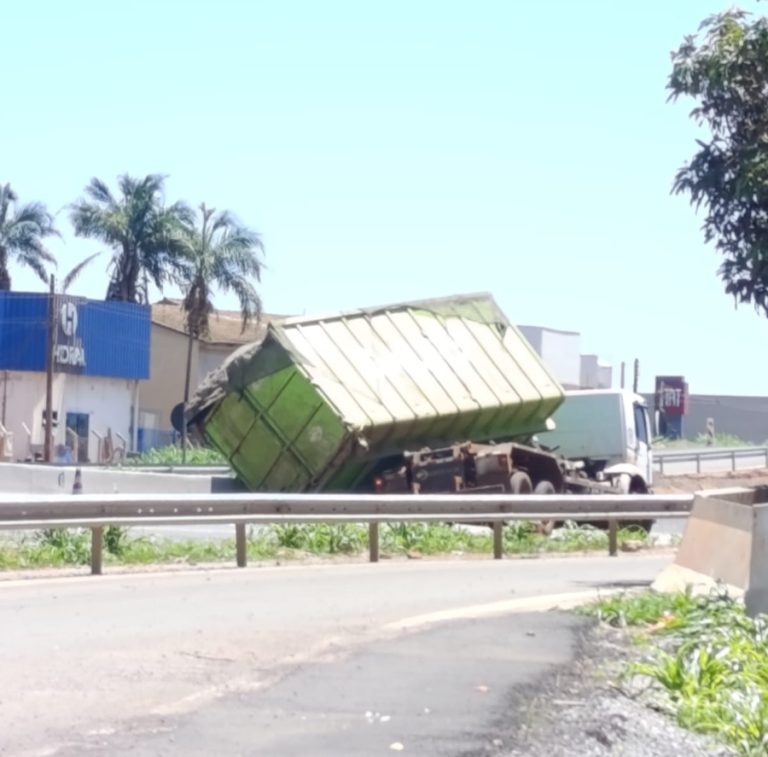 Carga se inclina e caçamba de caminhão tomba na BR-050, em Catalão